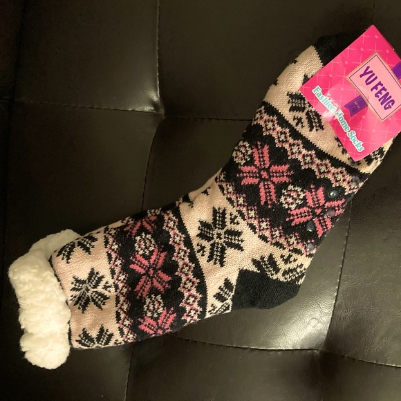 Sherpa Slipper Socks - Peach & Navy Snowflake Design - 2 - Picture 2 of 4